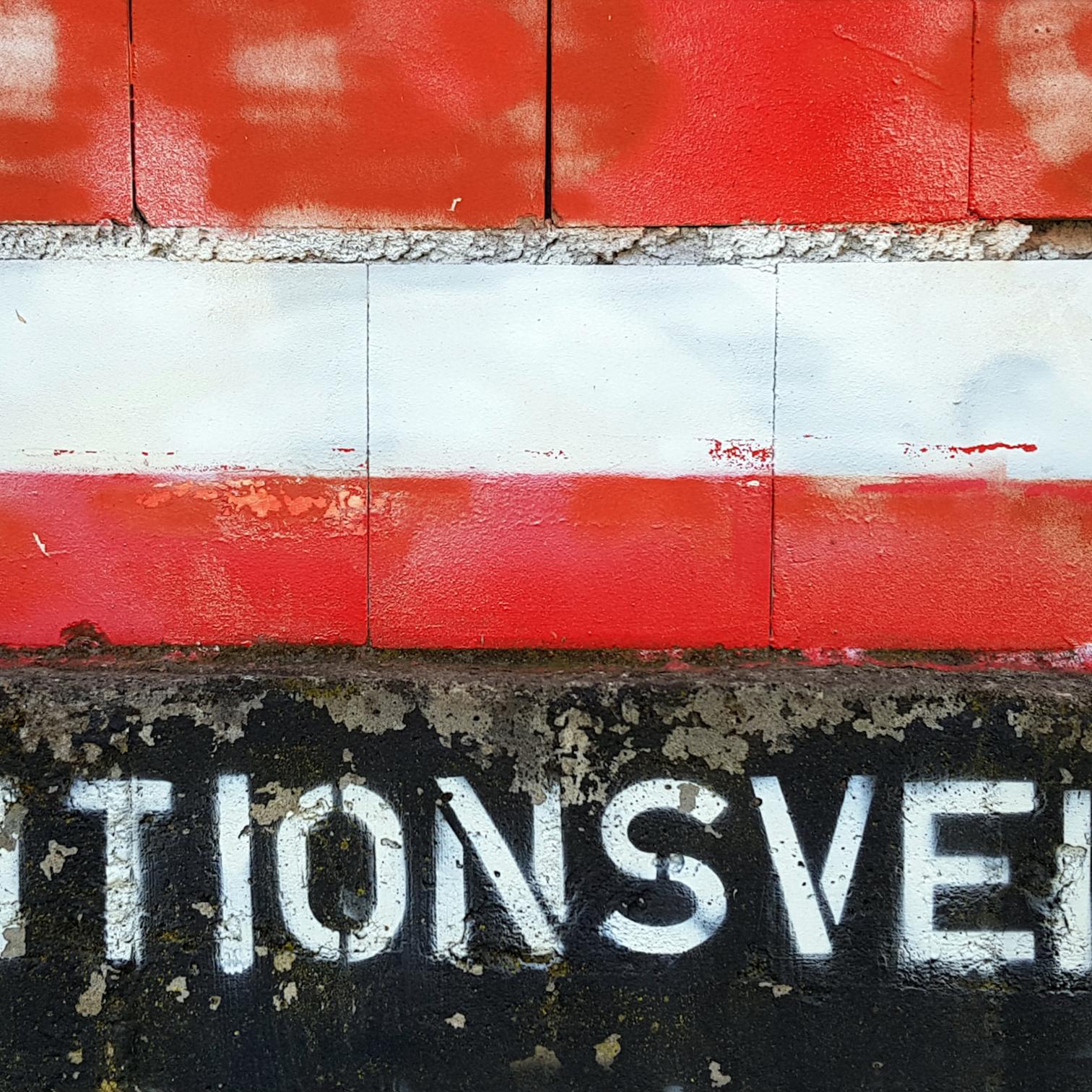 Rot-weiß-rot gestreiftes Bild mit dem Text Traditionsverein (c) Pfarrbriefservice Rot-weiß-rot gestreiftes Bild mit dem Text Traditionsverein