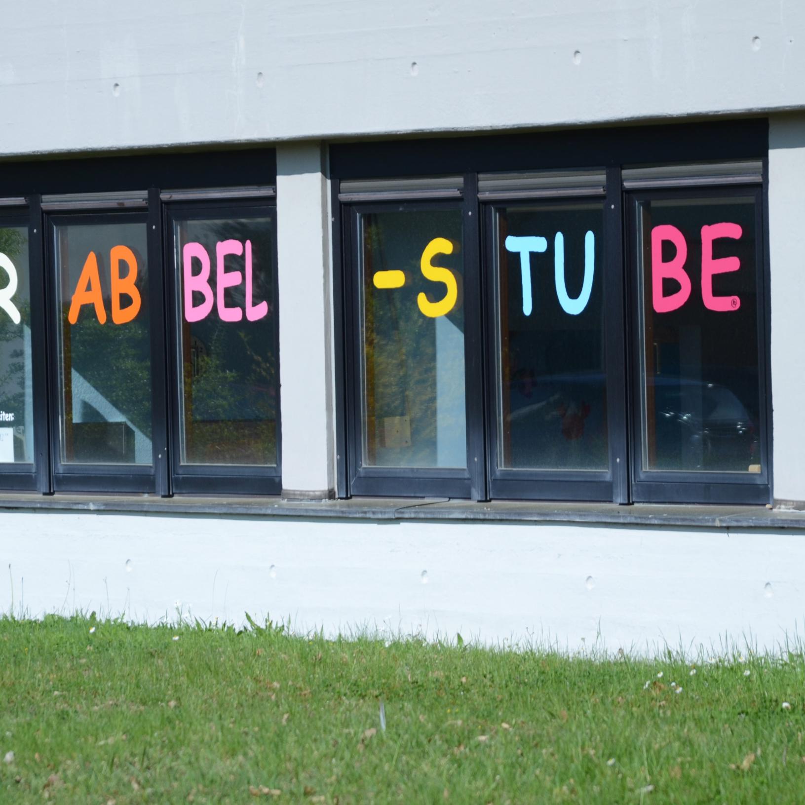 Fenster mit dem Wort Krabbelstube (c) Pfarrbriefservice Fenster mit dem Wort Krabbelstube